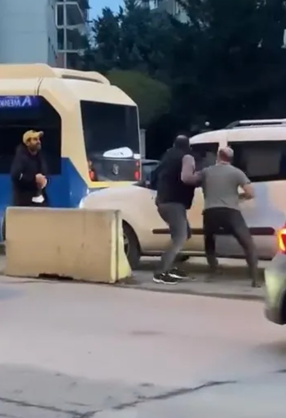 Kadıköy'de sokak ortasında sopalı kavga: o anlar kamerada!